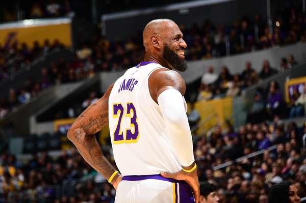 老詹揭秘空接絕技：想接艾頓這種炮彈傳球？先練到能摸天花板再說！